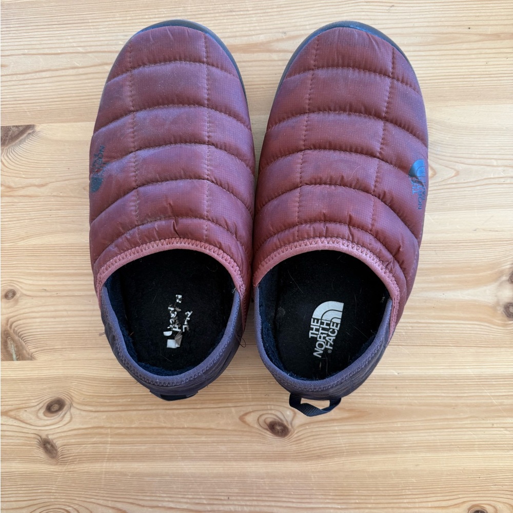 THE NORTH FACE  Thermoball Traction Mule V Winter Shoe- Unisex, Burgundy/Maroon